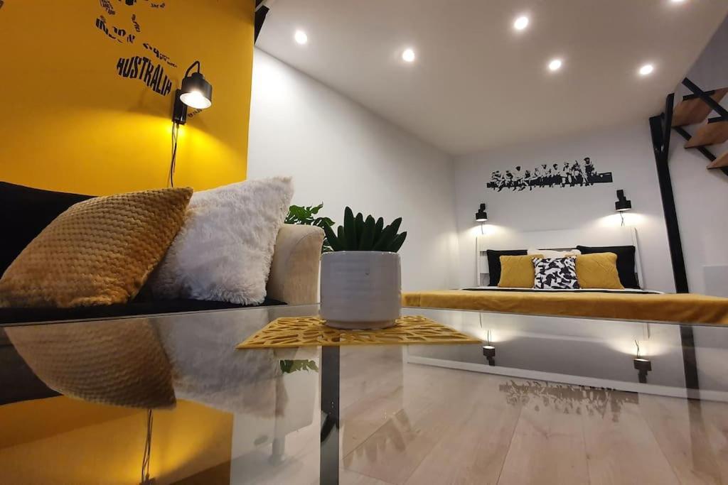 Violet Apartment With Air Condition — Photos 1
